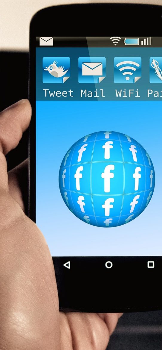 手机火影 App 缓存管理界面示意：列表逐条展示已缓存集数与文件大小，右侧有勾选框，底部为批量删除按钮